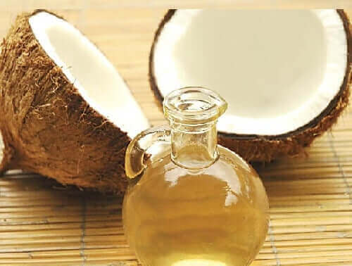 髪の活性化に役立つクレイとココナッツオイル　ココナッツオイルの瓶
