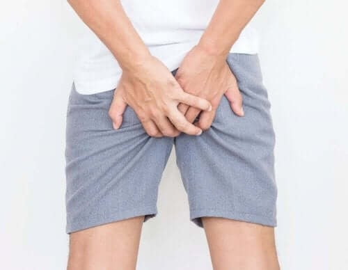 股を押さえる人