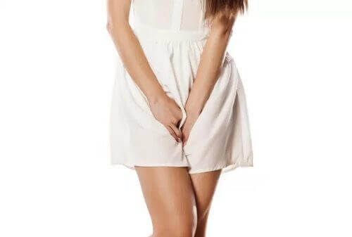 デリケートゾーンを押さえる女性