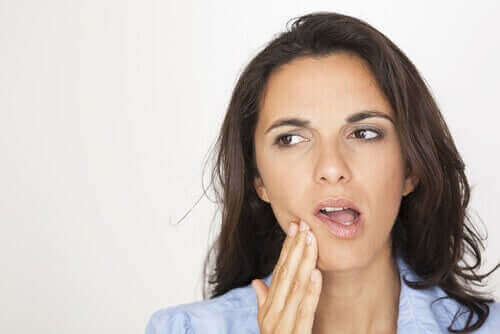 歯科医療における歯内療法のすべてについて　歯の痛みがある女性