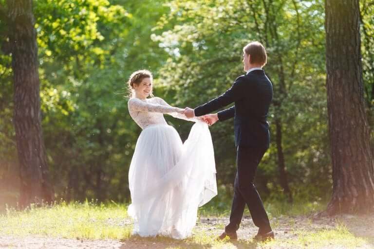 結婚式を挙げるカップル 結婚披露宴の料理