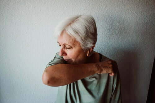 新型コロナウイルスによる死亡の危険因子 咳をする高齢者