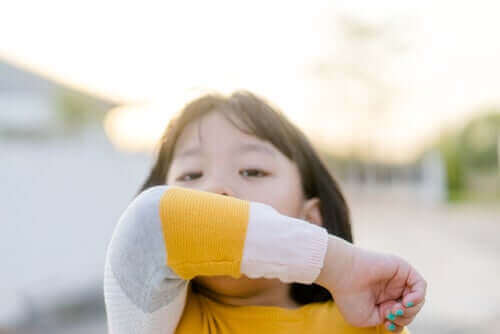 子供の新型コロナウイルス:知っておくべきすべてのこと 咳をする少女