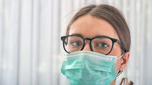 結膜炎は新型コロナウイルスの新しい症状ですか？　保護用のメガネ