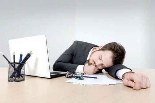 異なる種類の不眠症について知っておくべきすべて　日中の作業効率の低下