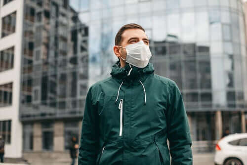 新型コロナウイルスは空気感染ではないというWHOの声明　マスクをした男性