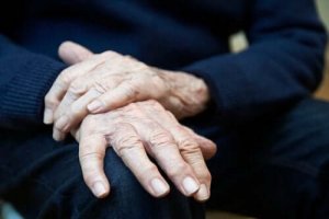 本態性振戦:症状、原因、そして治療法