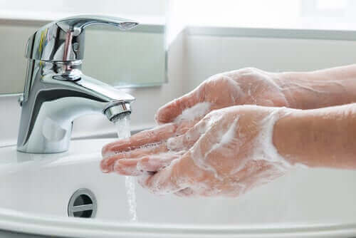 COVID-19への感染を防ぐ重要な予防措置　手洗い