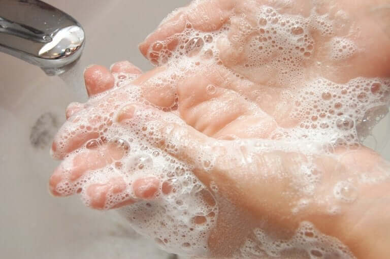 石鹸での手洗い ソーシャルディスタンス