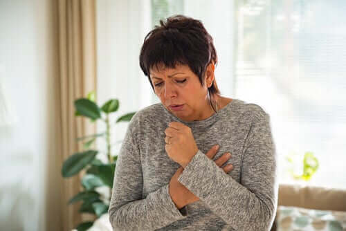 新型コロナウイルスは空気感染ではないというWHOの声明　咳をする女性