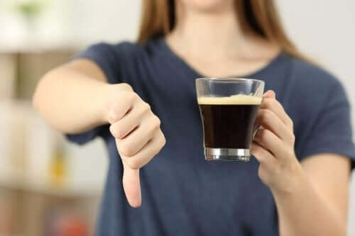 本態性振戦:症状、原因、治療法 コーヒーをやめた女性