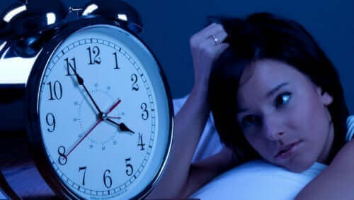 異なる種類の不眠症について知っておくべきすべて 眠れない女性