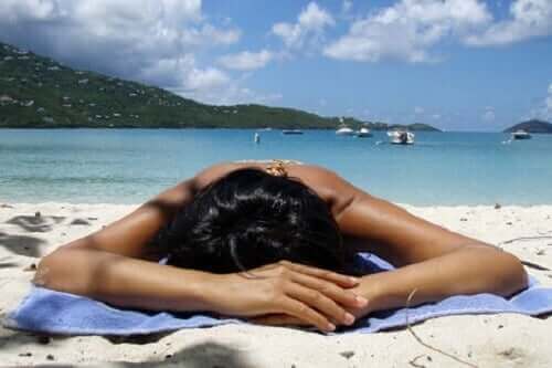浜辺で寝そべる　熱が体に及ぼす6つの影響