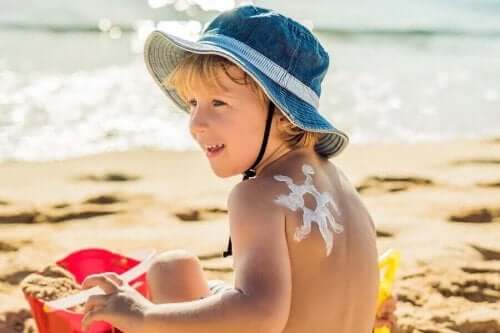 暑さに最も脆弱なリスクグループについて ビーチの子供
