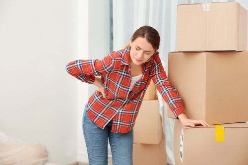 筋肉の拘縮:予防と治療法について 痛みのある女性