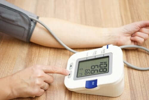 血圧を計る アムロジピン:気をつけるべき点と副作用