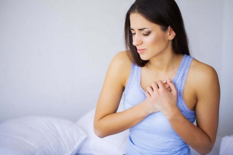 胸を押さえる女性　息切れの原因はウイルス