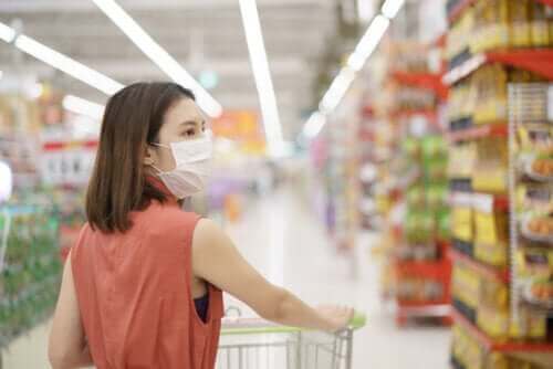 マスクをつけて買い物 ロックダウン中に心の健康をケアする