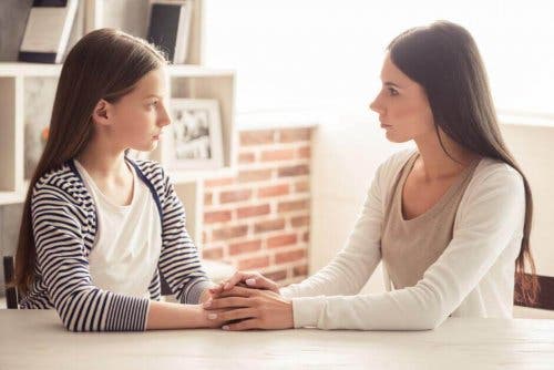 女の子の話を聞く女性