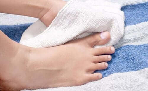 正しく学ぼう！陥入爪の予防と治療法について　足を乾かす人