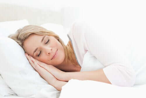 眠る人　寝る前の習慣を変えて睡眠の質をアップさせよう
