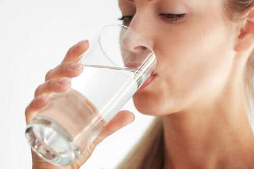 水を飲む　スキンケアとお肌の健康についての真実