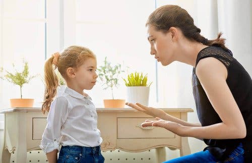 子どもに教える女性