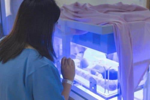 新生児黄疸について知っておくべきこと 赤ちゃんを見ている女性