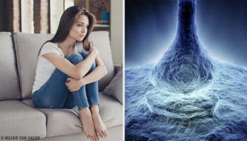 ソファでひざを抱える女性