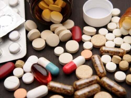 自己投薬と健康へのリスクについて考えよう　たくさんの薬