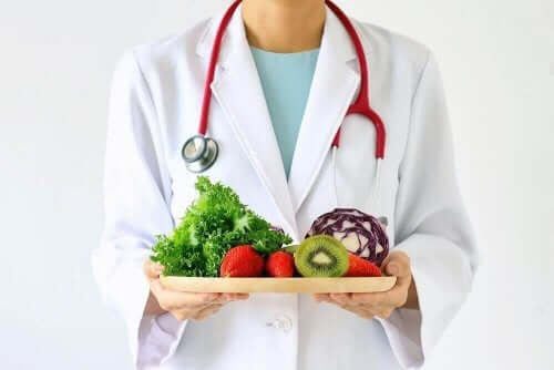 野菜やフルーツを持つ人　グリセミック指数 血糖