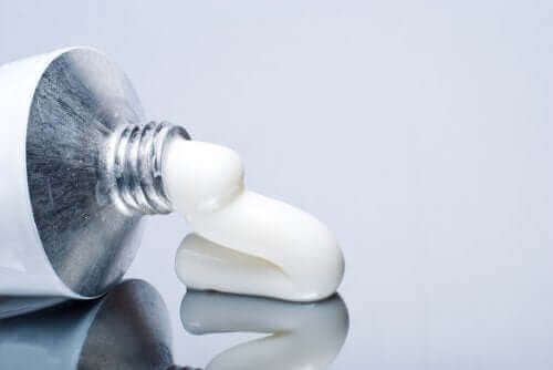 カーネステンの使用と副作用