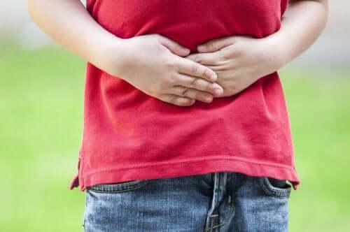 蠕動運動の驚くべき仕組みを学ぼう お腹を押さえる人