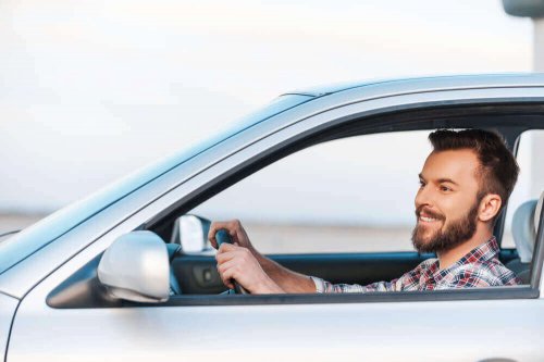 乗り物酔い:なぜ起こるのでしょうか? 安全運転をする男性