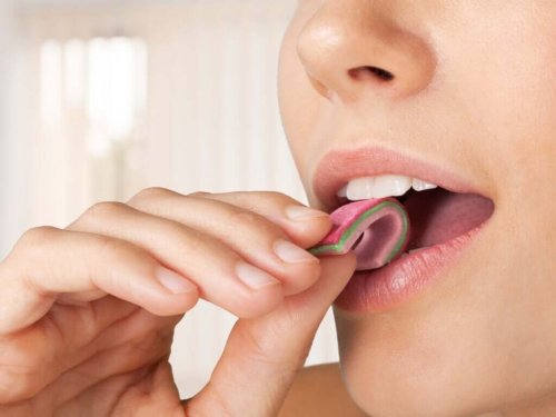 ソルビトール不耐症患者向けの食事療法　ガムを食べる人