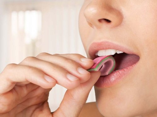 ソルビトール不耐症患者向けの食事療法 ガムを食べる人