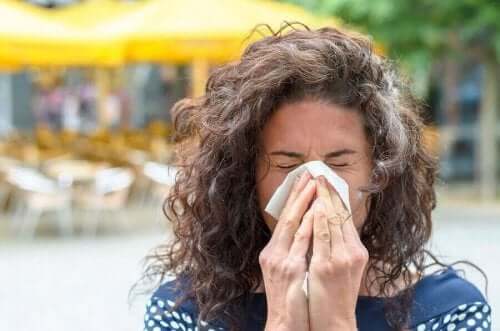 くしゃみをする人　高温の暖房が私たちの健康に及ぼす悪影響