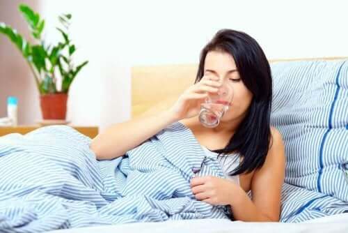 水を飲む 鼻水が喉におりてくるのを治したい