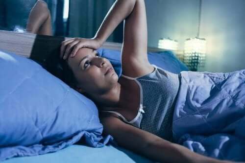 高温の暖房が私たちの健康に及ぼす悪影響について 眠れない女性