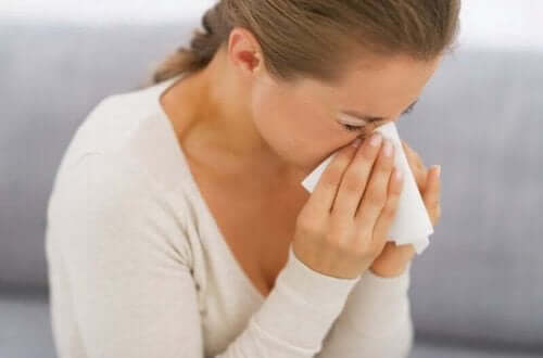 アレルギー反応とアレルギー症状が起こる原因　くしゃみをする女性