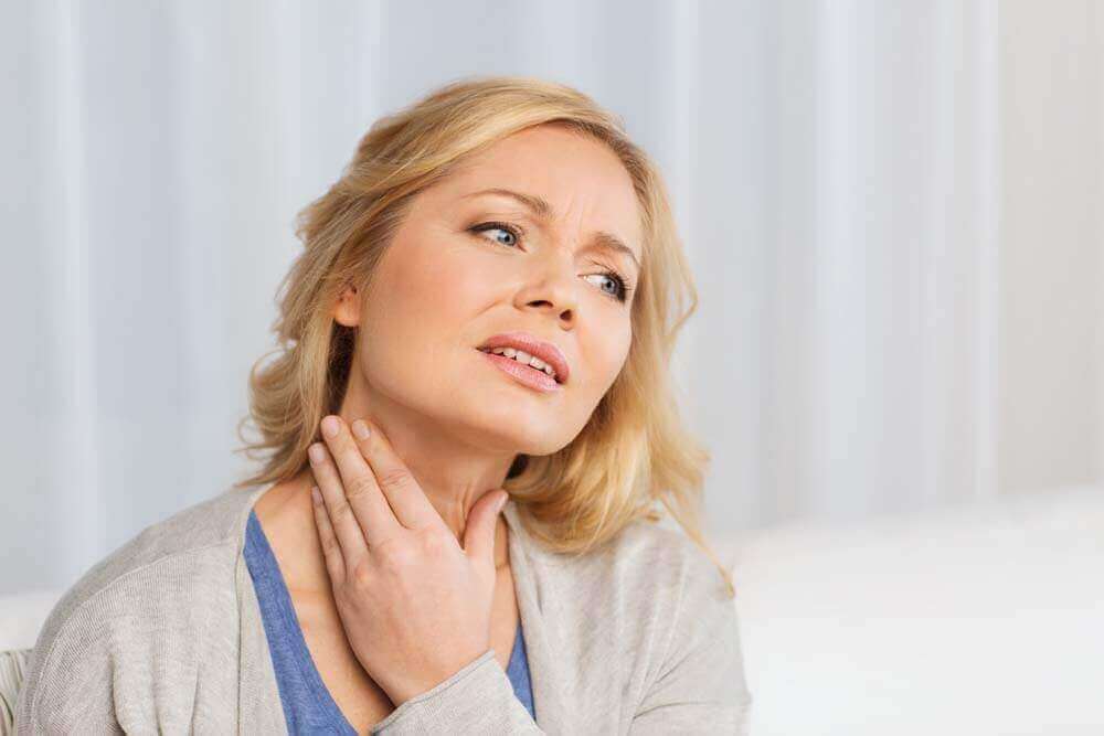 結節性甲状腺腫：原因と症状について　首にしこりを感じる女性