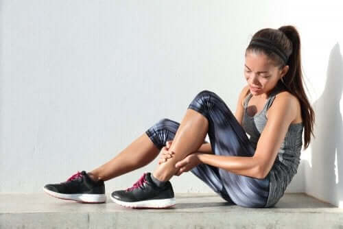 激しい運動が原因で起こる遅発性筋肉痛（DOMS）　痛みを感じている女性