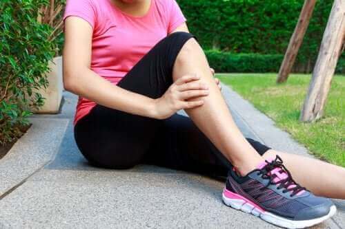 激しい運動が原因で起こる遅発性筋肉痛（DOMS）