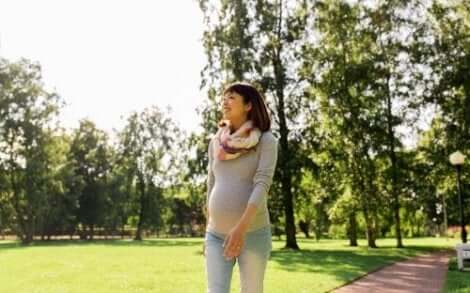散歩する妊婦　妊娠中にマタニティベルトを使うべき理由