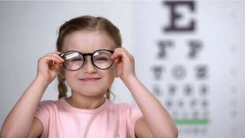 子供の乱視を早期に発見するのに役立つ方法