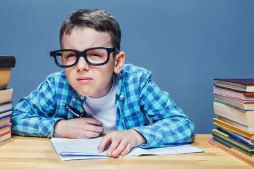 子供の乱視を早期に発見するのに役立つ方法 目を細めて見ている子供