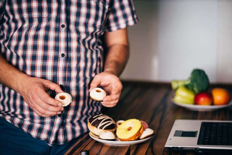 過食の因果関係：原因と健康への悪影響について　過食気味の男性