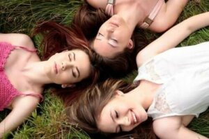 女性同士の生理周期が同調するってホント?