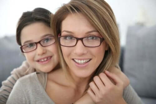 子供の乱視を早期に発見するのに役立つ方法　眼鏡をかける母と娘