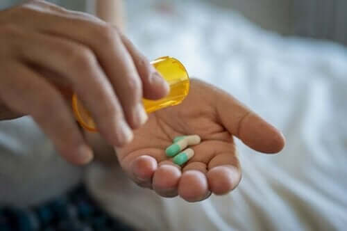 カプセル錠剤を服用する　抗生物質は尿路感染症にどう作用するのか